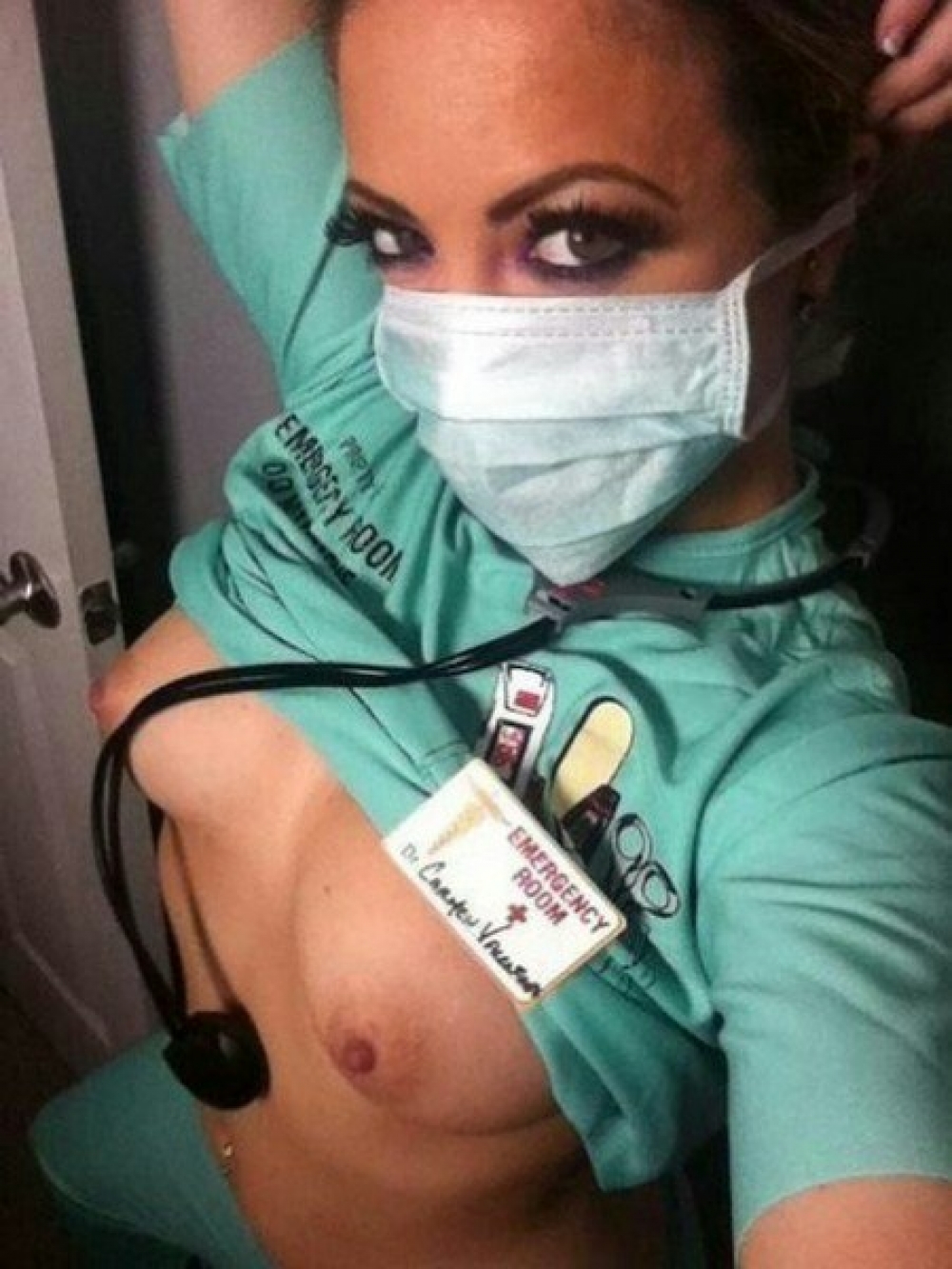 Похотливая медсестра показала огромные сиськи