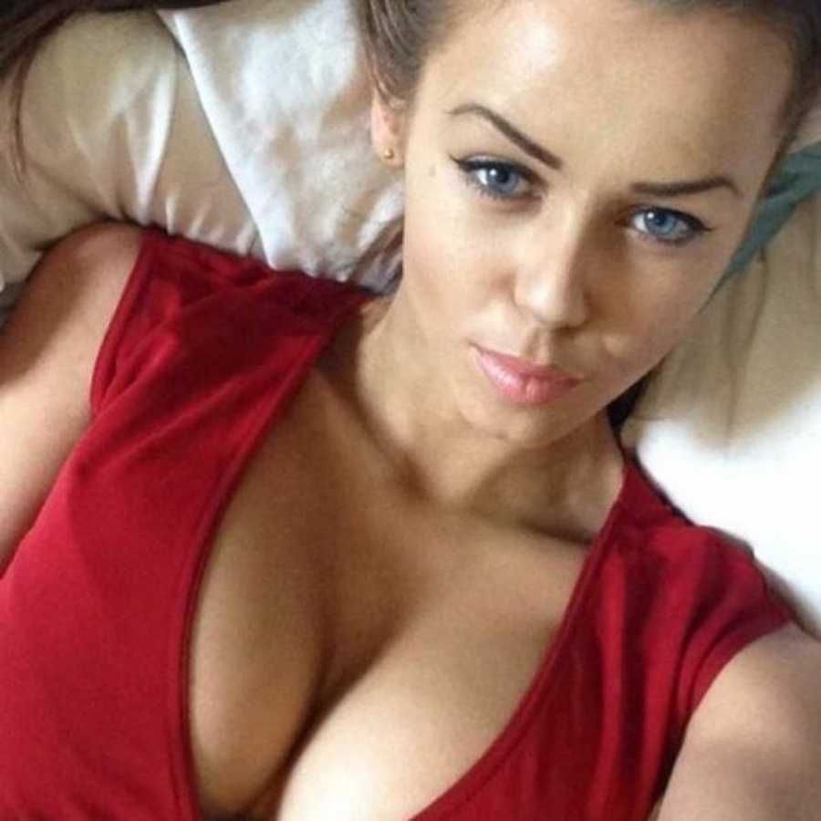 bed milf big tits selfie