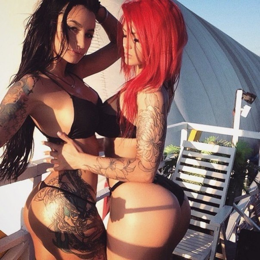 Two extremely hot tattooed girls