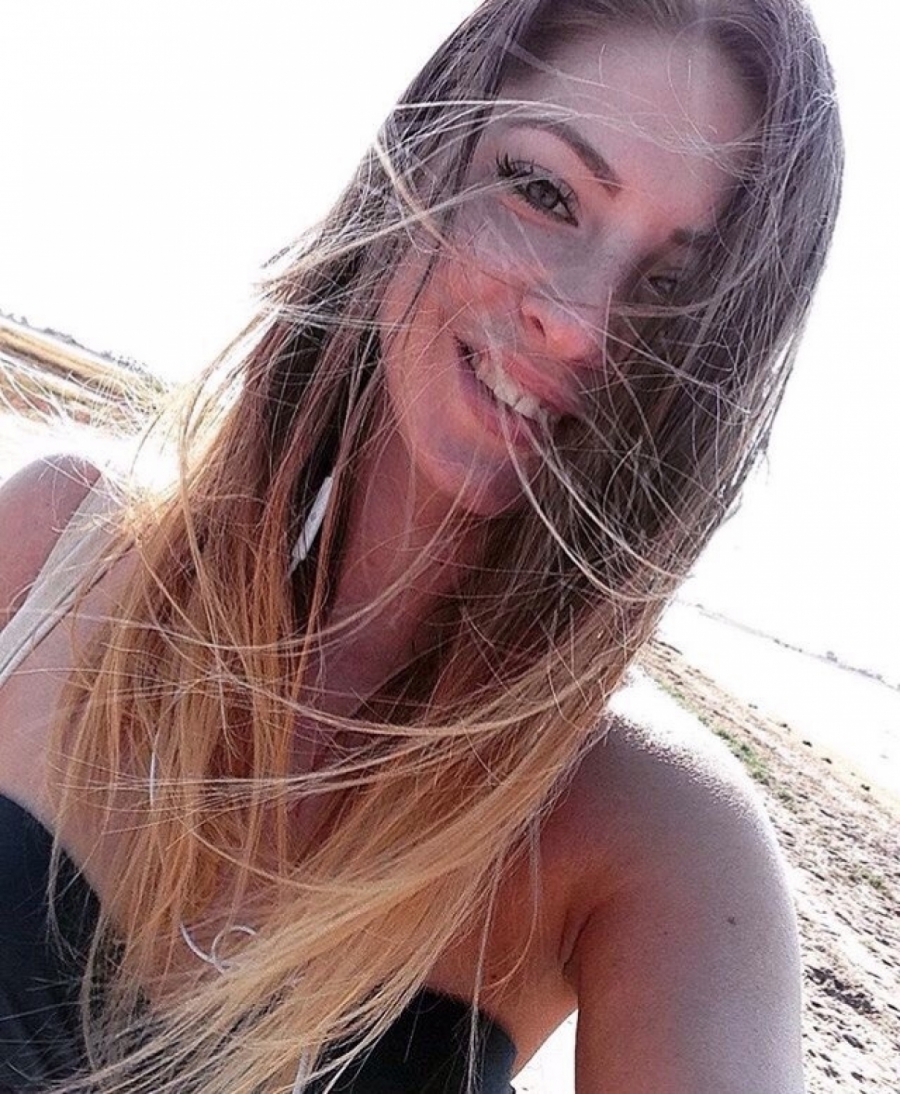 sexy blondie beach selfie